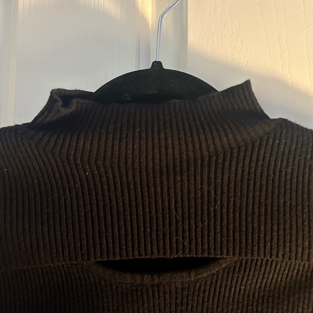 Kendall & Kylie Cropped Ribbed Sweater with Front Cut Out Detail Size Medium - Picture 2 of 8